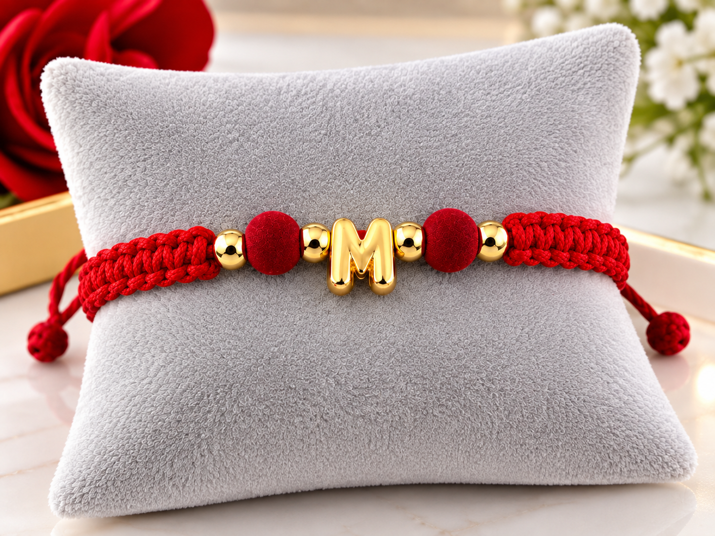 Pulsera de hilo rojo con inicial en oro laminado de 18K - Simboliza protección y buena energía