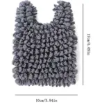 Bolsa mini de mano gris con textura fruncida de tela elástica y diseño arrugado, dimensiones de 17 cm de alto por 10 cm de ancho