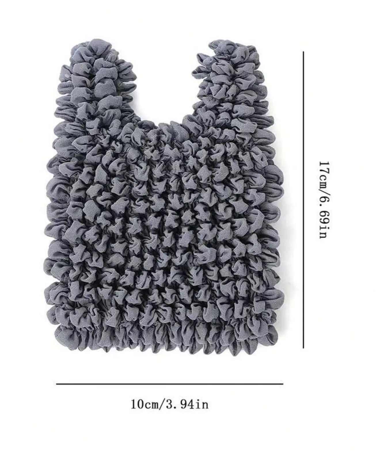 Bolsa mini de mano gris con textura fruncida de tela elástica y diseño arrugado, dimensiones de 17 cm de alto por 10 cm de ancho