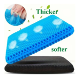 Cojín de gel azul con textura de panal, grueso y suave, sobre una base negra. Se destaca su flexibilidad y diseño ergonómico.