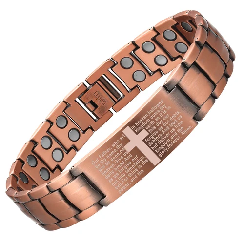 Pulsera magnética de cobre con eslabones metálicos y piedras oscuras. Placa central grabada con una cruz y la oración del Padre Nuestro.