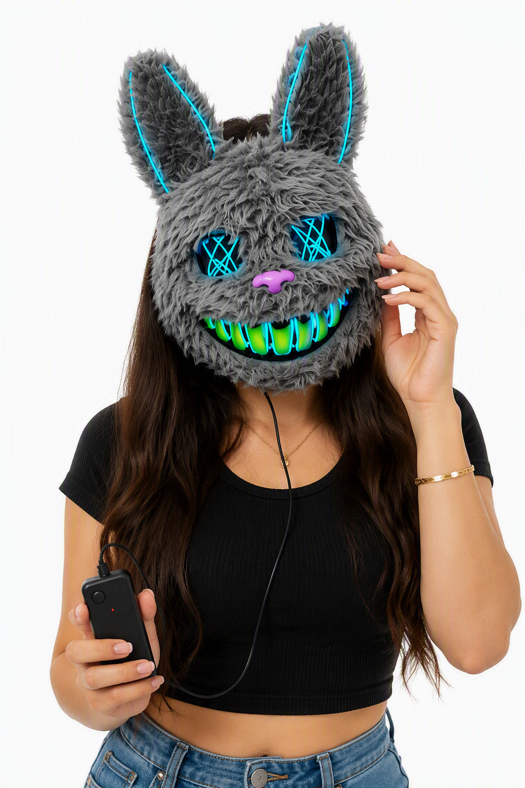 Máscara de conejo gris de peluche con luces LED azules en orejas, ojos y boca verde fluorescente, sostenida por mujer con control.
