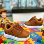 Zapatos tipo polo casual color miel para niño con suela liviana - Garantizan comodidad duradera durante las actividades diarias - Imagen 2