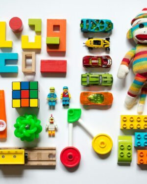 Juguetes coloridos para bebe sobre una superficie de madera