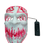 Máscara blanca estilo The Purge con luces LED rosa, texto "KISS ME" en la frente y diseño de dientes, con cable y caja de baterías lateral.
