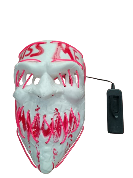 Máscara blanca estilo The Purge con luces LED rosa, texto "KISS ME" en la frente y diseño de dientes, con cable y caja de baterías lateral.