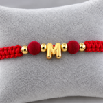 Pulsera de hilo rojo con inicial en oro laminado de 18K - Simboliza protección y buena energía - Imagen 2