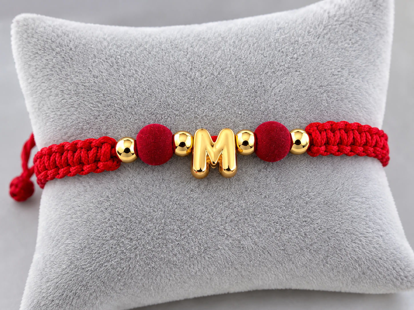 Pulsera de hilo rojo con inicial en oro laminado de 18K - Simboliza protección y buena energía