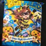 Bolsa de tela azul con cordón para Halloween, diseño infantil de superhéroe murciélago y calabazas con dulces, fondo nocturno.