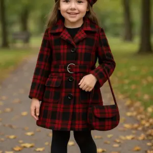 Gabán infantil a cuadros rojo y negro con boina a juego, cinturón y bolso cruzado sobre sendero otoñal.