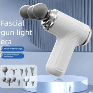 Pistola de masaje muscular blanca y plateada con cabezal triple de bolas grises, sobre plataforma redonda y kit de accesorios intercambiables.