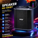 Parlante portátil Bluetooth gris con rejilla de tela negra y luces LED laterales, sobre base circular iluminada.