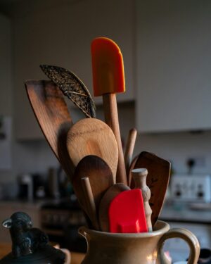Utensilios de cocina de madera en un recipiente