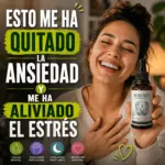Mujer sonriente sosteniendo frasco ámbar con gotero de gotas Serenity para el alivio de la ansiedad y el estrés.