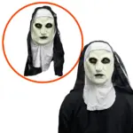 Máscara de látex blanca con velo negro y blanco, ojos amarillos siniestros, estilo cinematográfico aterrador, usada sobre suéter negro.