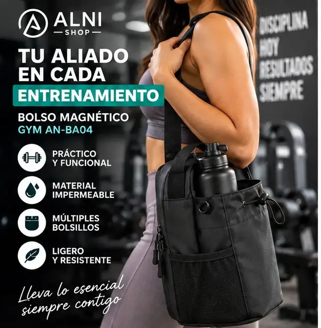 Mujer en gimnasio sostiene un bolso magnético negro impermeable con bandolera y botella insertada en el bolsillo lateral exterior.