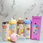 Cuatro termos cilíndricos de acero con diseños kawaii de postres, uno abierto con pitillo y su caja rosa de empaque.