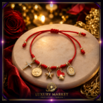 Pulsera roja tejida de acero inoxidable con cinco dijes: cruz con circones, moneda dorada, estrella, corazones rojos y medalla ovalada con brillo.