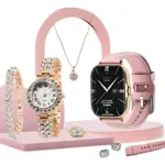 Set femenino rosa con smartwatch, reloj de cuarzo dorado con cristales, collar, pulsera, anillo, aretes y correa de repuesto.