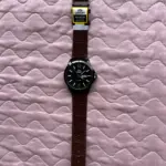 Reloj Orient de cuarzo con doble calendario y pulso de cocodrilo - Eleva tu presencia ejecutiva con precisión absoluta - Imagen 5