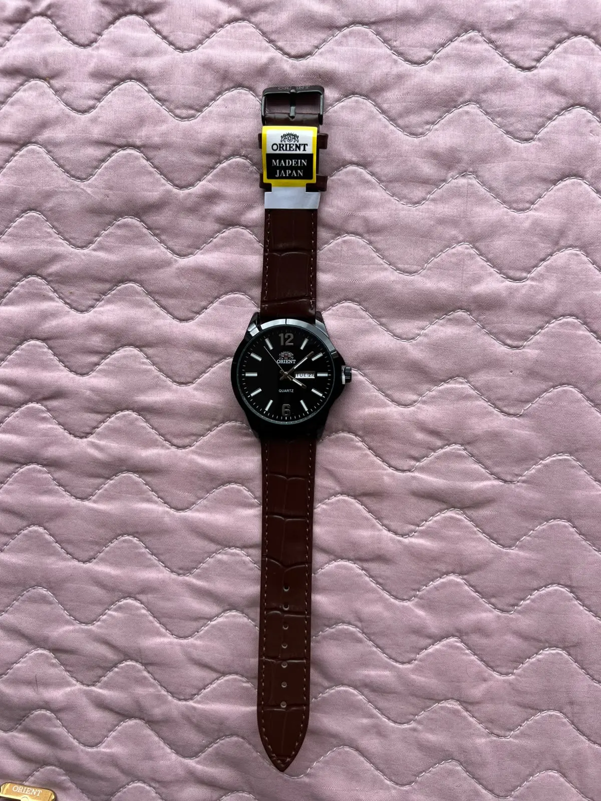 Reloj Orient de cuarzo con doble calendario y pulso de cocodrilo - Eleva tu presencia ejecutiva con precisión absoluta