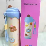 Termo kawaii de 600 ml blanco con diseño de galletas y donas, tapa azul en relieve con forma de helado y caja rosa de presentación.