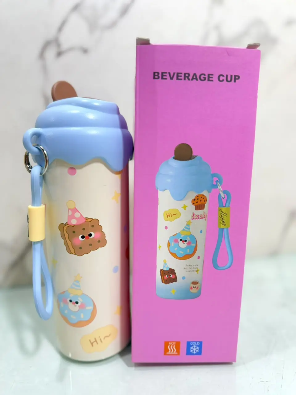 Termo kawaii de 600 ml blanco con diseño de galletas y donas, tapa azul en relieve con forma de helado y caja rosa de presentación.