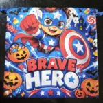 Bolsa azul de tela con cordón para Halloween, decorada con un niño superhéroe con escudo, calabazas y texto "Brave Hero".