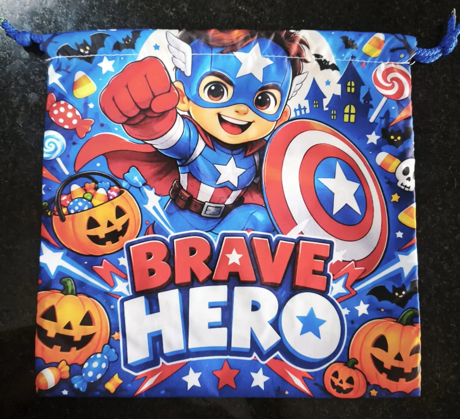Bolsa azul de tela con cordón para Halloween, decorada con un niño superhéroe con escudo, calabazas y texto "Brave Hero".