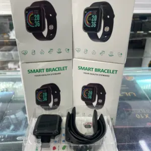 Smartwatch deportivo negro con monitor de frecuencia cardíaca, cuatro cajas apiladas de fondo y unidad con correa en estuche plástico.