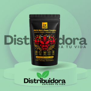 Bolsa negra de suplemento de Maca Complex sobre podio verde, con de toro rojo musculoso y etiqueta amarilla de potencia de 50000 mg.