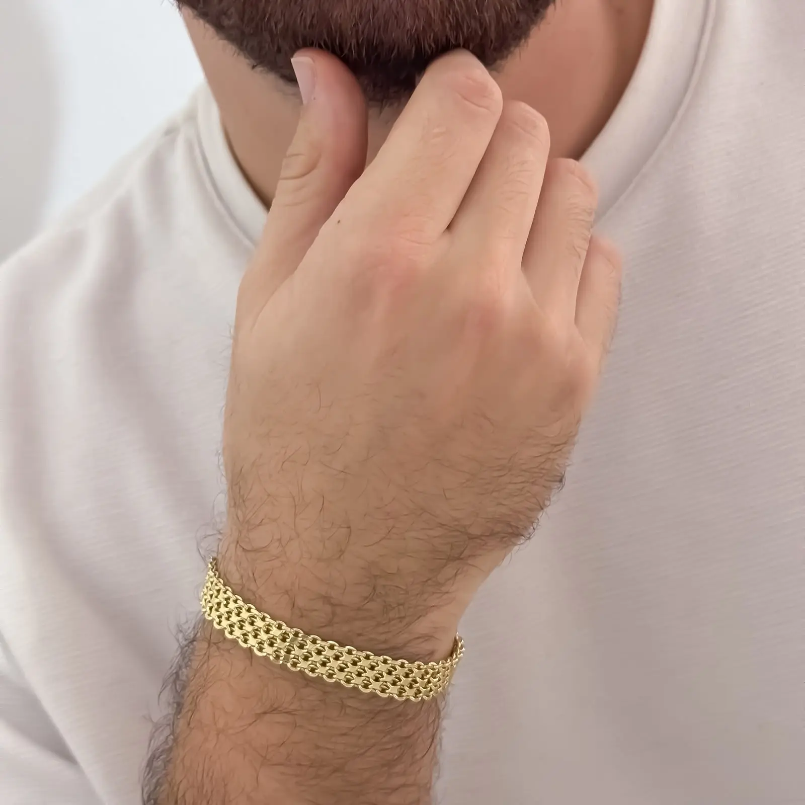 Pulsera de tejido chino grueso en oro laminado de 18k para hombre, con diseño de malla dorada detallada en la muñeca.