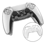 Funda rígida transparente para control PS5 DualSense, mostrando el mando protegido y la carcasa sola en un detalle circular.