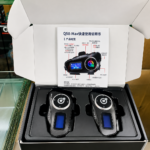 Caja abierta de intercomunicador para moto Bluetooth con manual, dos dispositivos negros con pantalla LCD y controles circulares.