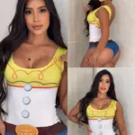 Body de Halloween ajustado para mujer con diseño inspirado en vaquera, en tonos amarillo, blanco y azul con hebilla marrón.
