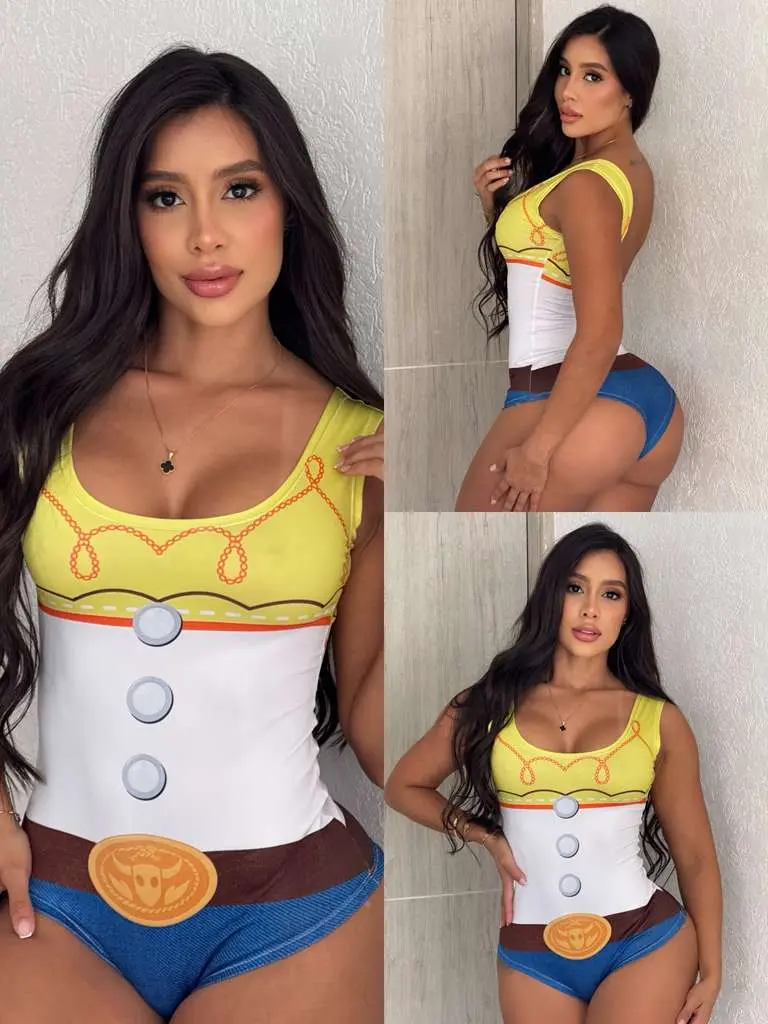 Body de Halloween ajustado para mujer con diseño inspirado en vaquera, en tonos amarillo, blanco y azul con hebilla marrón.