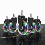 Set de cinco ruedas de silicona transparente con luces LED RGB para silla de oficina, sobre superficie oscura.