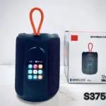 Parlante bluetooth portátil negro Booms375 con pantalla táctil, correa naranja y su caja de empaque con indicación de doce horas de batería