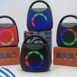 Parlantes Bluetooth F60 con manija y luces LED RGB circulares en colores rojo, azul y negro, sobre sus cajas de empaque naranja.