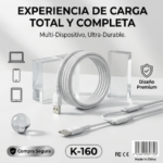 Cable cargador múltiple blanco 4 en 1 de nailon trenzado enrollado con conectores USB tipo C y lightning sobre superficie gris.