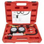 Kit de diagnóstico automotriz en estuche rojo de plástico, incluye regulador de presión, manómetros dobles, manguera y adaptadores metálicos para cilindros.