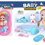 Set de juguete rosado con muñeca de 17 cm, bañera, pato, secador y accesorios de aseo para simular hábitos de higiene.