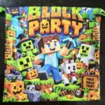 Bolsa de tela verde y azul con cordón y estampado infantil de Minecraft con temática de Halloween, zombis y calabazas para dulces.