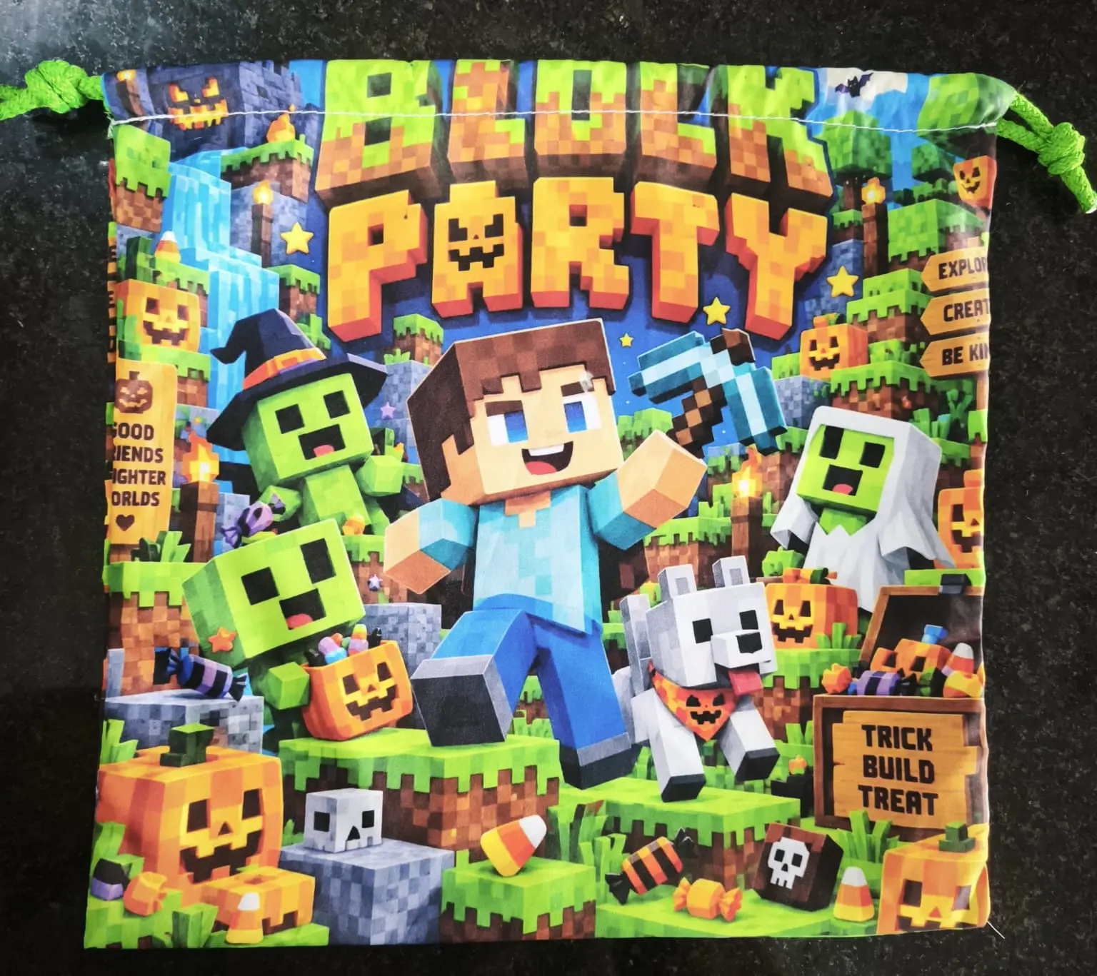 Bolsa de tela verde y azul con cordón y estampado infantil de Minecraft con temática de Halloween, zombis y calabazas para dulces.