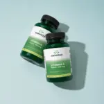 Dos frascos verdes de Vitamina A Swanson 800 mcg con cápsulas blandas, dispuestos en diagonal sobre fondo celeste.