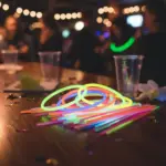 Manillas Neón Glow Stick Set x50 con conectores - iluminan tus fiestas y eventos temáticos con luz fluorescente intensa - Imagen 3