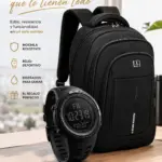 Set combo de mochila escolar y de viaje negra de diseño moderno junto a un reloj deportivo digital con correa de silicona, colocado sobre una superficie de madera.