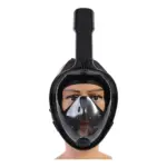Máscara de buceo de cara completa negra con visor panorámico transparente, tubo de respiración y soporte para cámara, vista frontal sobre maniquí.