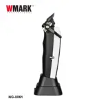 Máquina de barbería Wmark NG-8061 en base de carga, diseño ergonómico bicolor blanco y negro con palanca de ajuste lateral y cuchilla metálica.