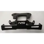 Soporte metálico negro mate para fender de Pulsar NS200, con diseño articulado y logotipo NS blanco en la pieza central.